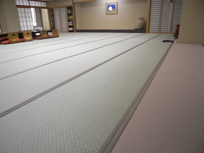 MIGUSA 市松-茶綠位于中央，邊緣用目積-粉紅點綴。